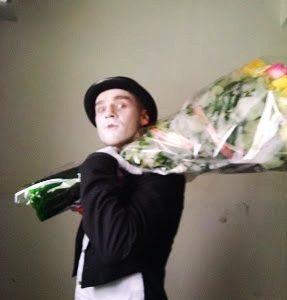 поздравление в Одессе, мим, букет цветов в Одессе