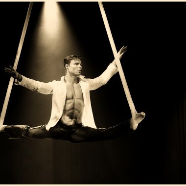 номер в воздухе на ремнях в Одессе, воздушный гимнаст на мероприятие Одесса, шоу-номер от гимнаста в Одессе