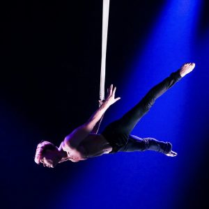 номер в воздухе на ремнях в Одессе, воздушный гимнаст на мероприятие Одесса, шоу-номер от гимнаста в Одессе